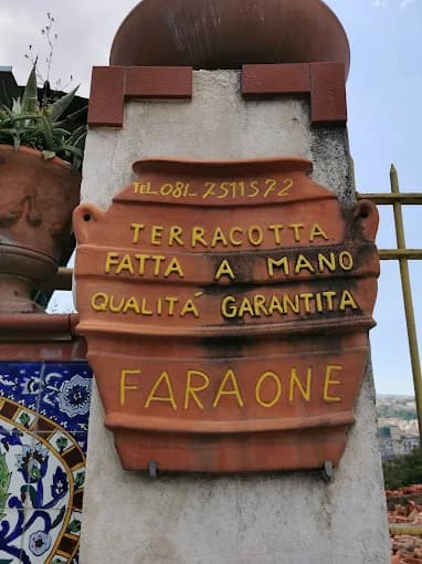 Insegna storica di Faraone Vasi a Napoli: terracotta fatta a mano, qualità garantita dal 1950