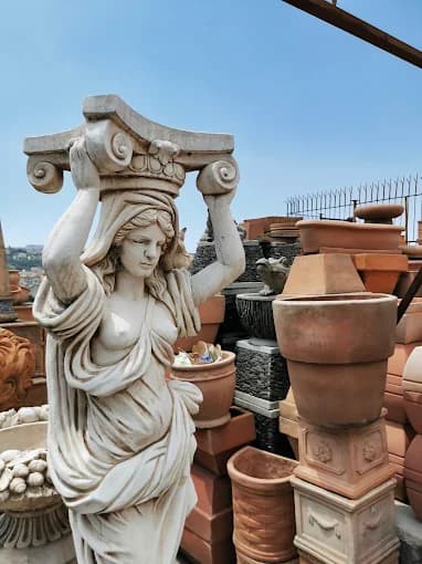 Cariatide in pietra e vasi in terracotta nell'esposizione di Faraone Vasi a Napoli