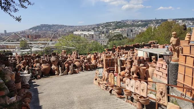 Lo showroom di Faraone Vasi a Napoli con vista panoramica sulla città e ampia esposizione di vasi in terracotta