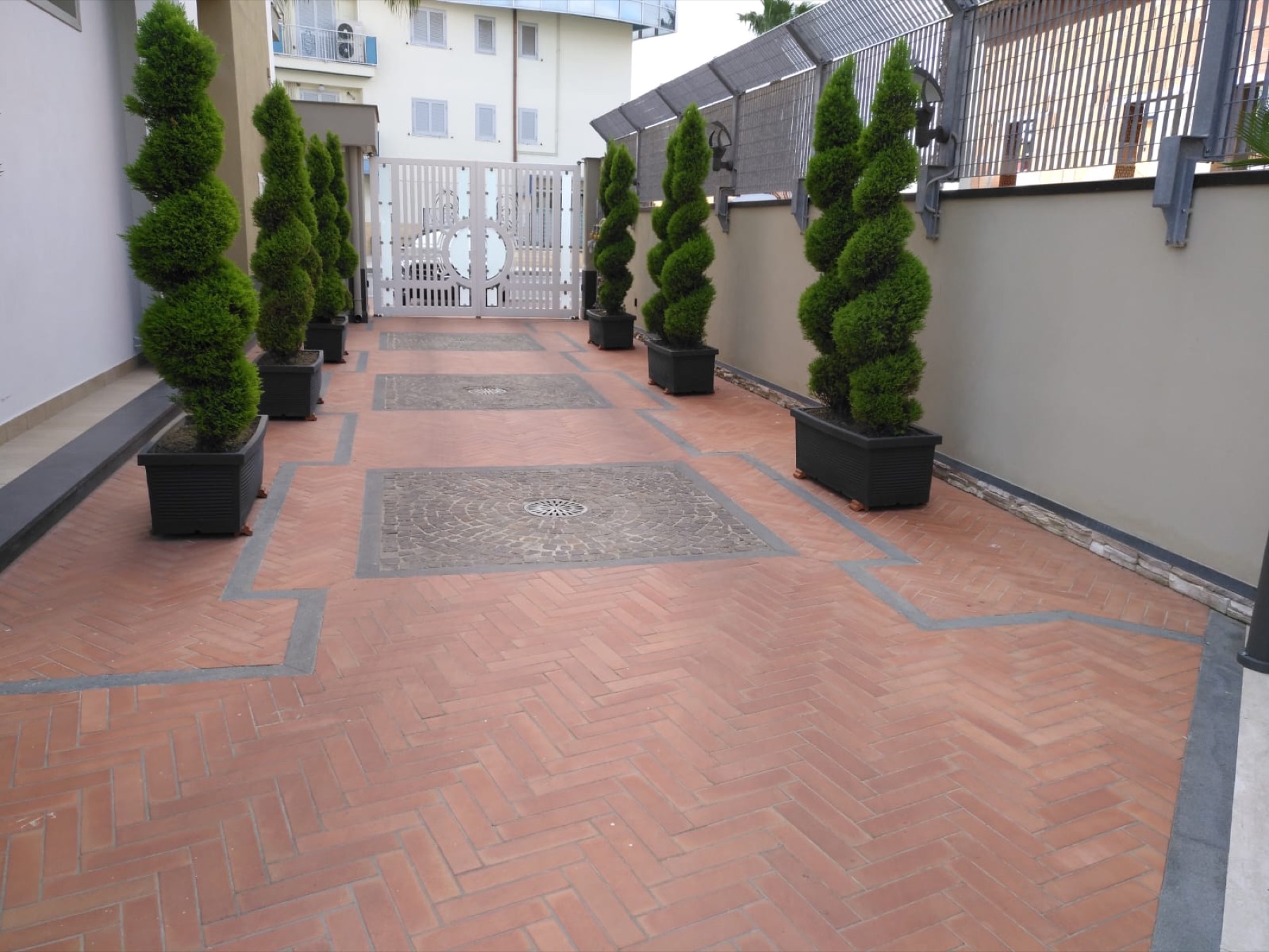 Allestimento con vasi e fioriere Faraone Vasi a Napoli - progetto 27