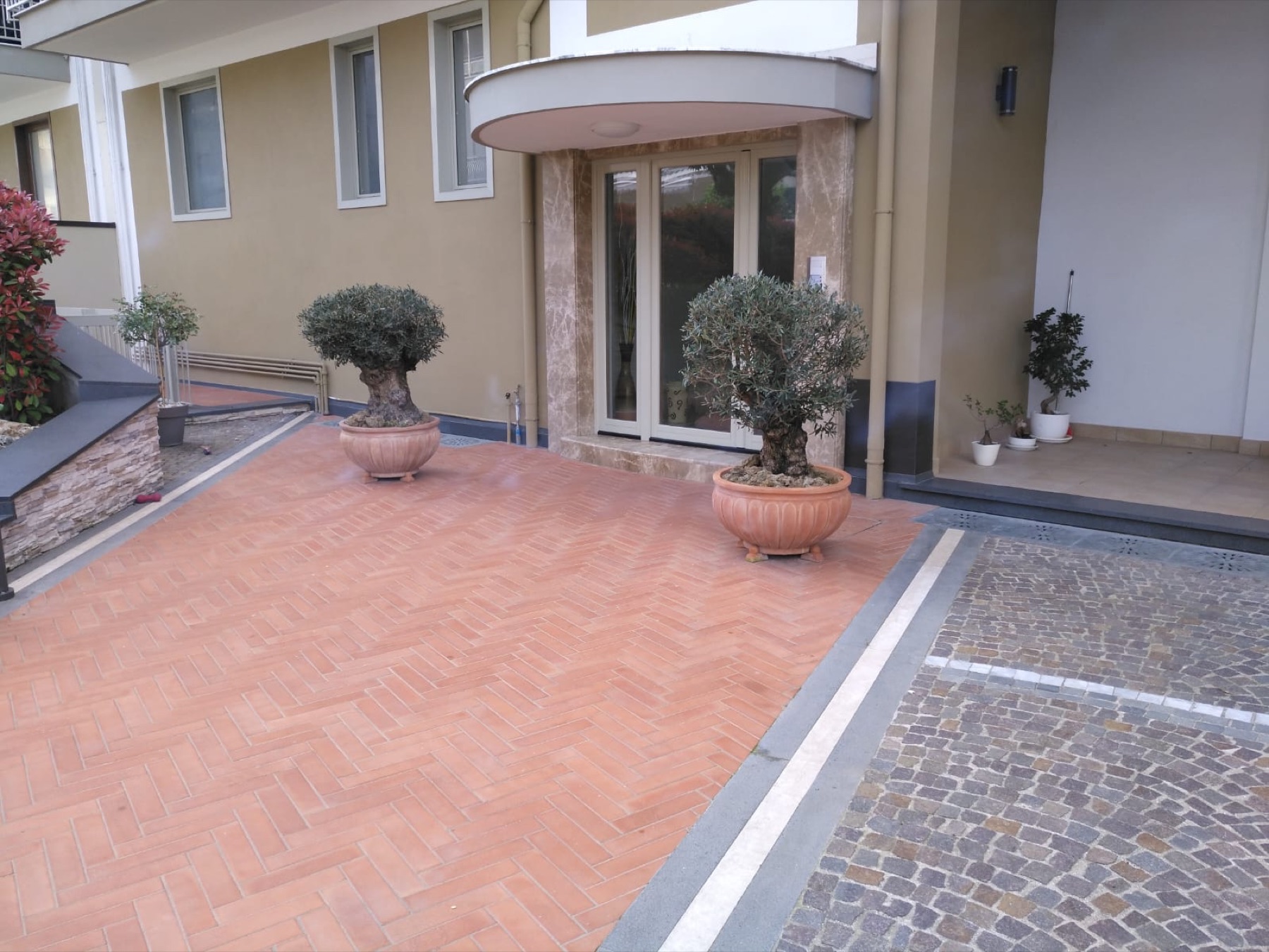 Allestimento con vasi e fioriere Faraone Vasi a Napoli - progetto 26